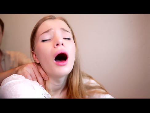 Милая крошка сняла с меня презерватив в общественном туалете ресторана