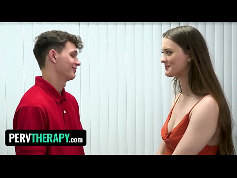 Невинную худенькую сводную сестру трахнул ее сводный брат в кабинете терапевта, пока она за ними наблюдает