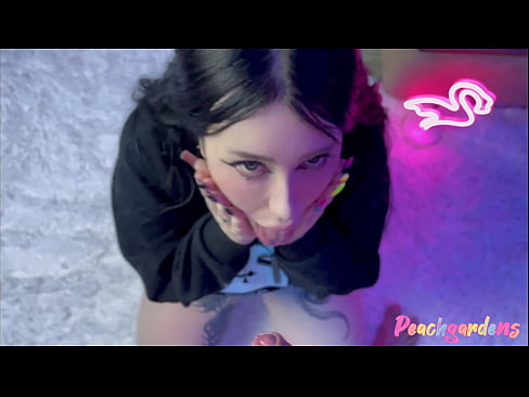 Очень слюнявая глубокая глотка от девушки-подростка