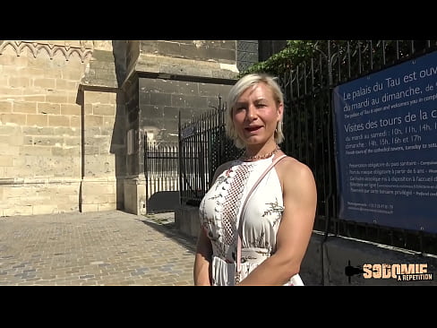 Шаловливую и фигуристую милфу Ким трахают в задницу