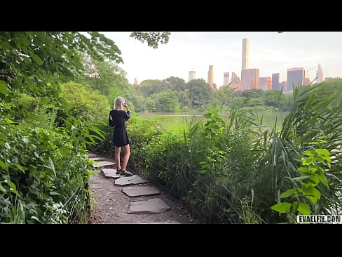 Сосет член незнакомца в центральном парке Нью-Йорка, чтобы позволить ему трахнуть меня и кончить на мое милое лицо - Eva Elfie